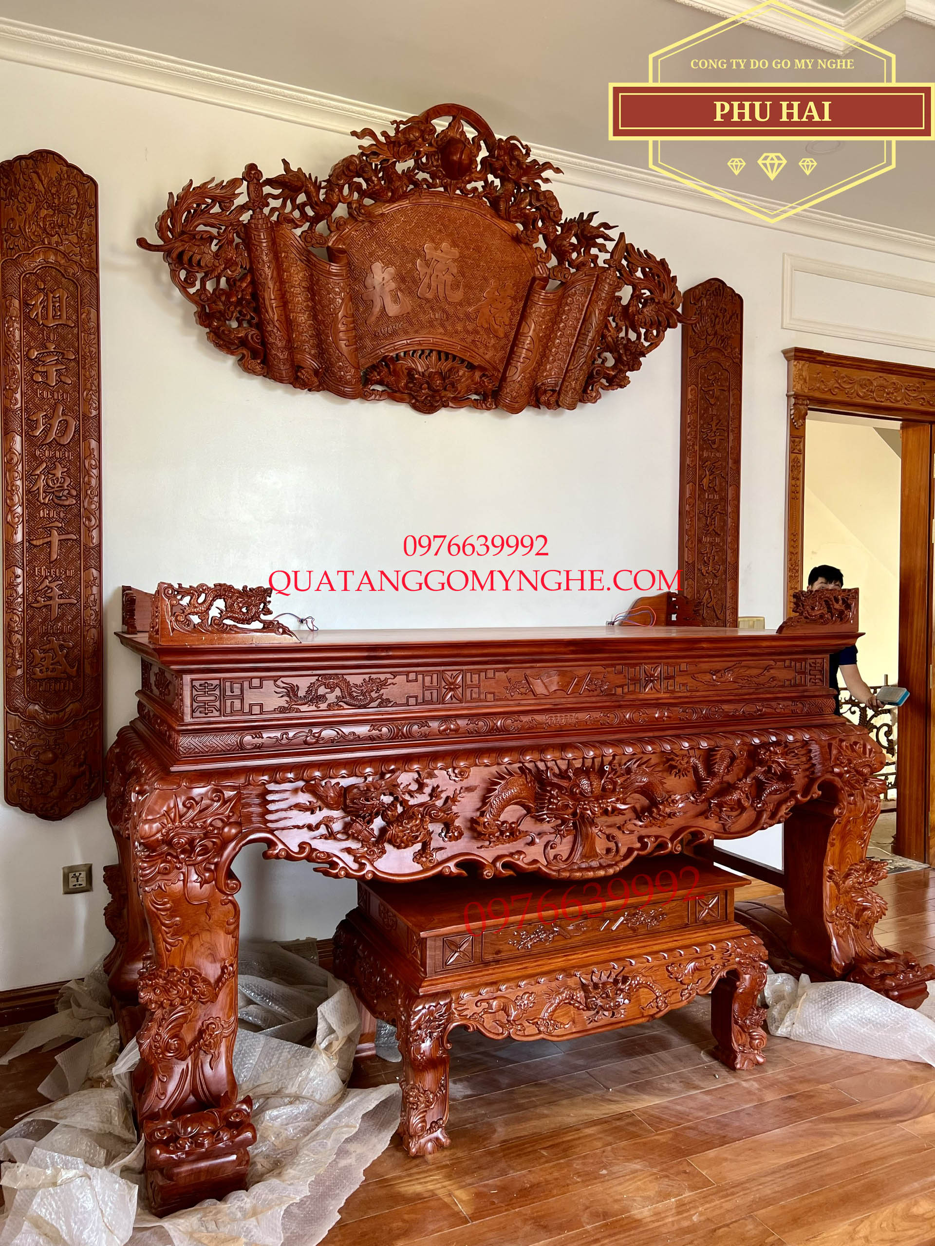 Bộ Sập Thờ Gỗ Và Cuốn Thư Câu Đối