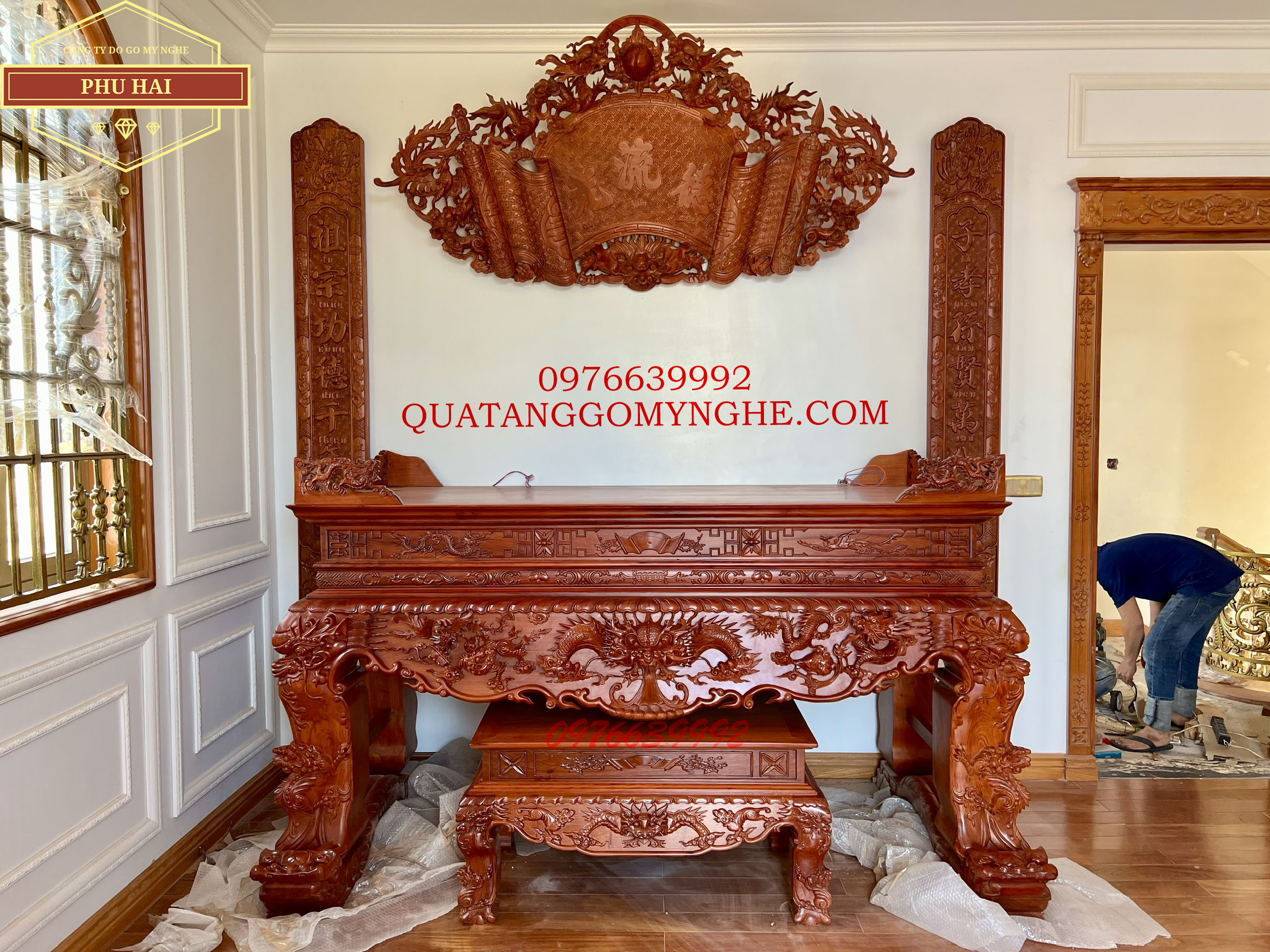 Bộ Sập Thờ Gỗ Và Cuốn Thư Câu Đối