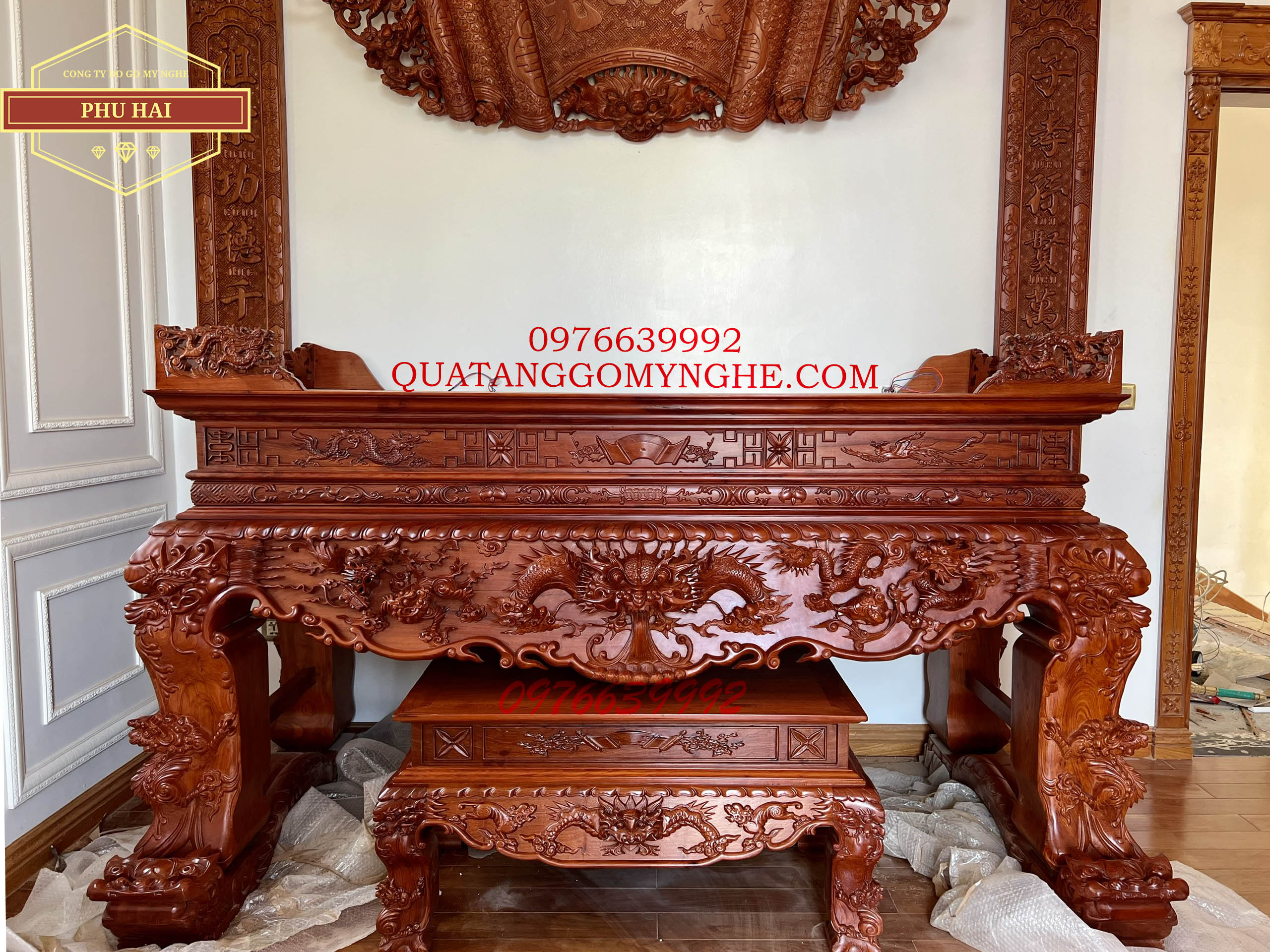 Bộ Sập Thờ Gỗ Và Cuốn Thư Câu Đối