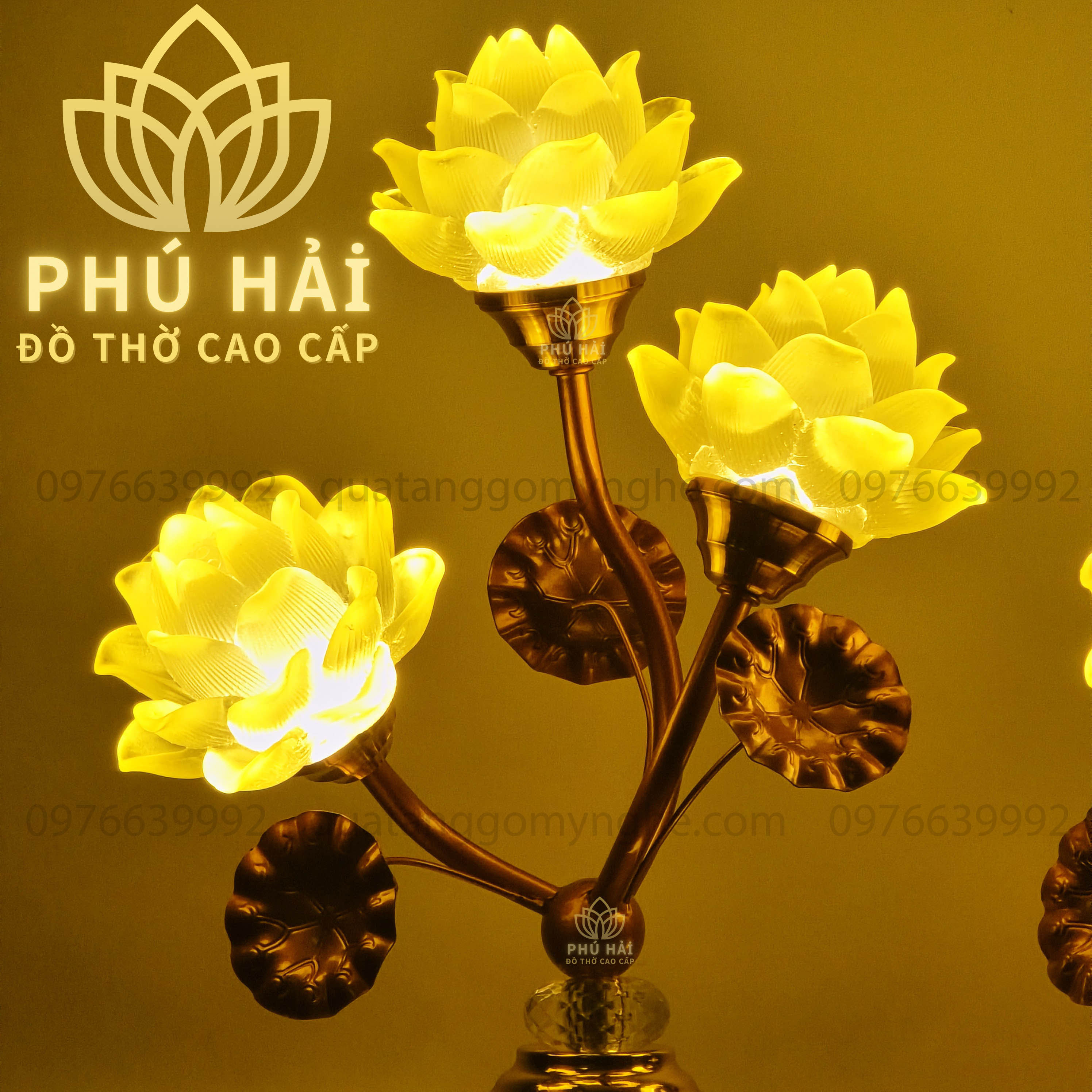 Đèn Thờ Hoa Sen Lưu Ly 3 Bông Cao 43 Cm Bầu Tròn Họa Tiết Nổi Đèn Thờ Hoa Sen Lưu Ly 3 Bông Cao 43 Cm Bầu Tròn Họa Tiết Nổi
