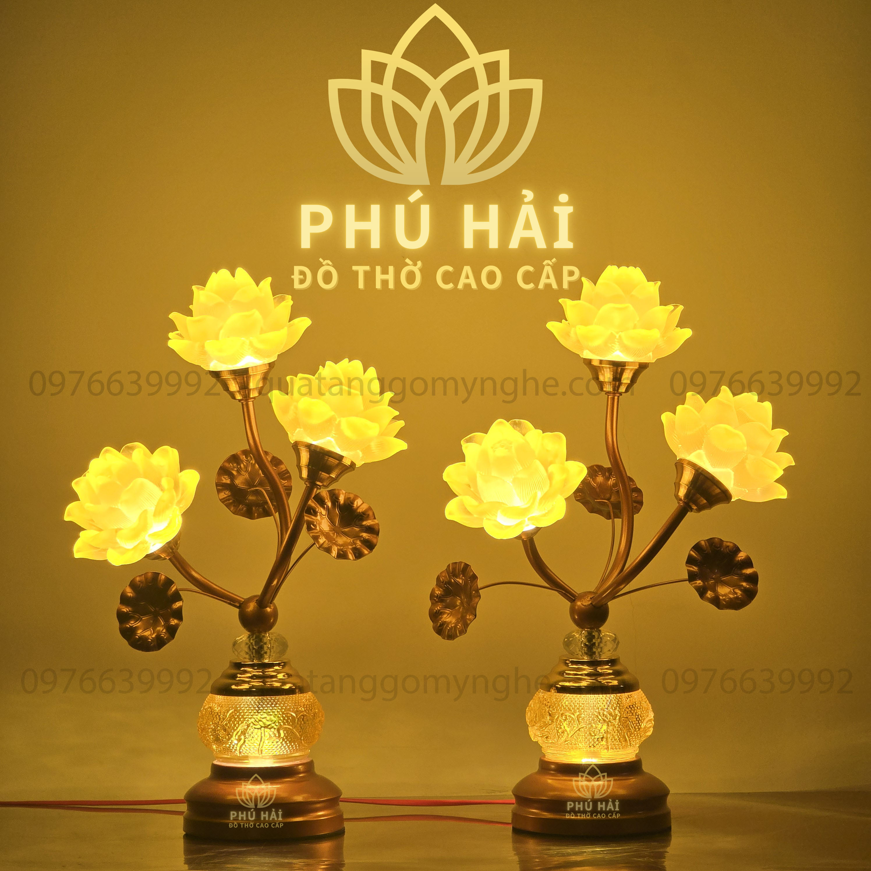 Đèn Thờ Hoa Sen Lưu Ly 3 Bông Cao 43 Cm Bầu Tròn Họa Tiết Nổi Đèn Thờ Hoa Sen Lưu Ly 3 Bông Cao 43 Cm Bầu Tròn Họa Tiết Nổi