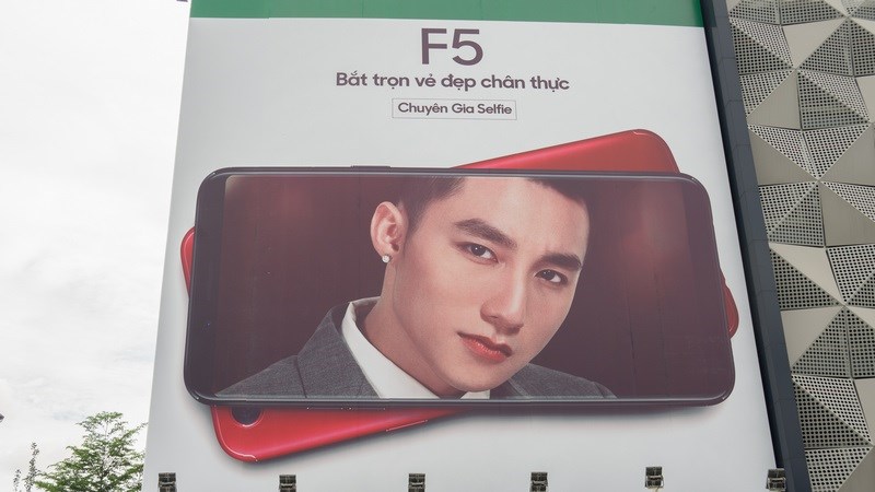 Xuất hiện OPPO F5 Red trên tay của nam ca sĩ Sơn Tùng M-TP