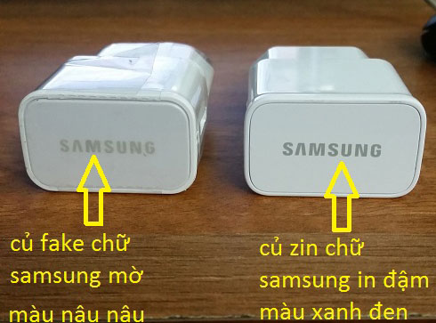 Chữ Samsung màu xanh đen in đậm nét.