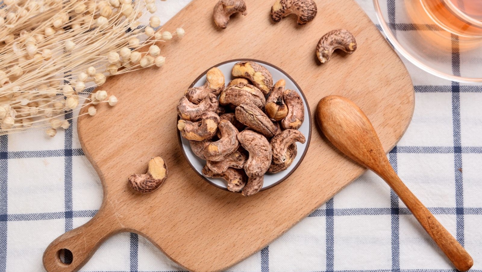 hạt điều rang muối còn vỏ lụa