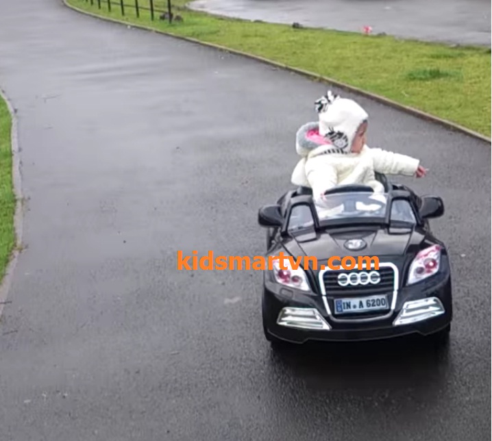 xe hơi điện cho bé gái tự lái điều khiển