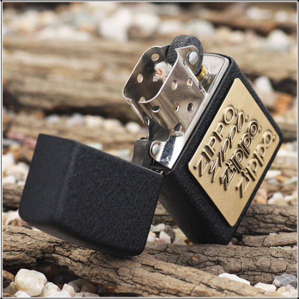 Zippo Brass Emblem Black Crackle quà tặng cho sếp