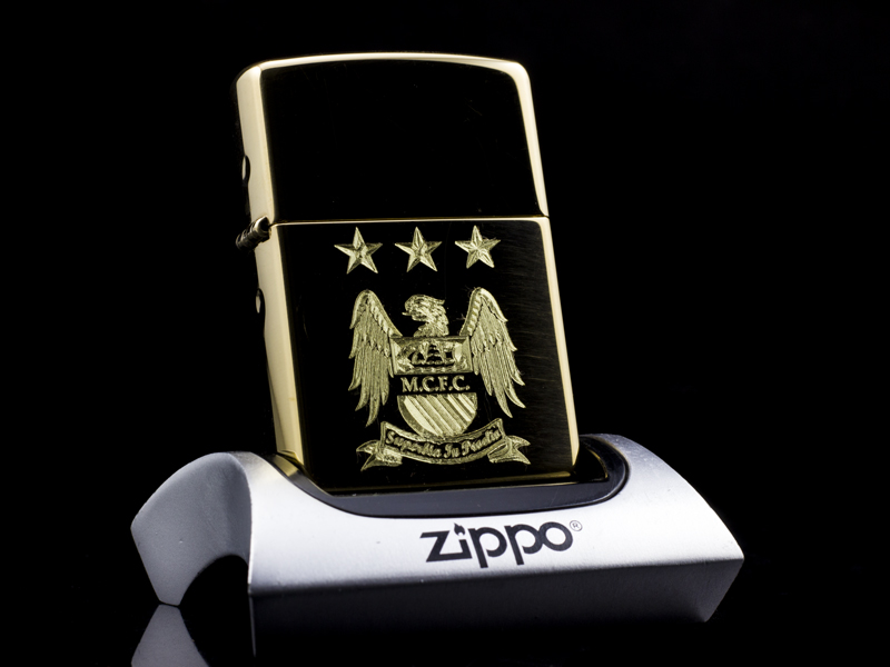 - Zippo chính hãng fullbox. Real Zippo - Made in USA New 100%  - Chất liệu đồng nguyên khối, vân xước hạn chế trầy, cầm chắc tay, đơn giản mà đẹp.  - Đã được khắc thêm logo Manchester City F.C bằng công nghệ CNC cho nét khắc cực sắc xảo và bền đẹp, không bao giờ phai.  - Mẫu độc quyền chỉ có tại ZippoStore.vn, có thể khắc thêm tên, hoặc bất cứ hình gì bạn thích ở mặt sau.  - Hãy dùng xăng chính hãng để bảo đảm hiệu quả cháy và chống gió tốt nhất.  - Trong hộp gồm có: 01 Zippo mới 100% chưa châm xăng, 01 giấy HDSD.