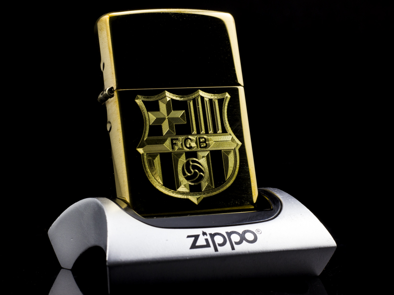 - Zippo chính hãng fullbox. Real Zippo - Made in USA New 100% - Chất liệu đồng nguyên khối, vân xước hạn chế trầy, cầm chắc tay, đơn giản mà đẹp. - Đã được khắc thêm logo F.C Barcelona bằng công nghệ CNC cho nét khắc cực sắc xảo và bền đẹp, không bao giờ phai. - Mẫu độc quyền chỉ có tại ZippoStore.vn, có thể khắc thêm tên, hoặc bất cứ hình gì bạn thích ở mặt sau. - Hãy dùng xăng chính hãng để bảo đảm hiệu quả cháy và chống gió tốt nhất. - Trong hộp gồm có: 01 Zippo mới 100% chưa châm xăng, 01 giấy HDSD. CAO CẤP CHẤT LƯỢNG UY TÍN NHẤT VIỆT NAM