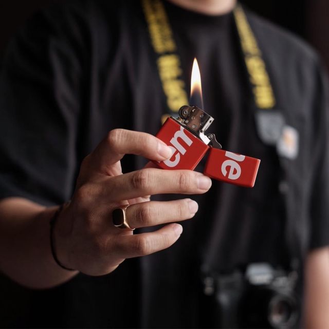 Zippo Supreme SS18 - Hàng Chính Hãng Supreme x Zippo cao cap