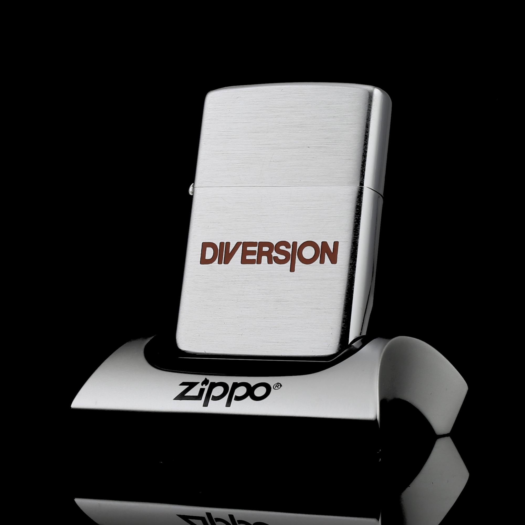 Zippo-DIVERSION-1973-zippo-co-quy-hiem-mac-tien-nhat-the-gioi-mau-do-red