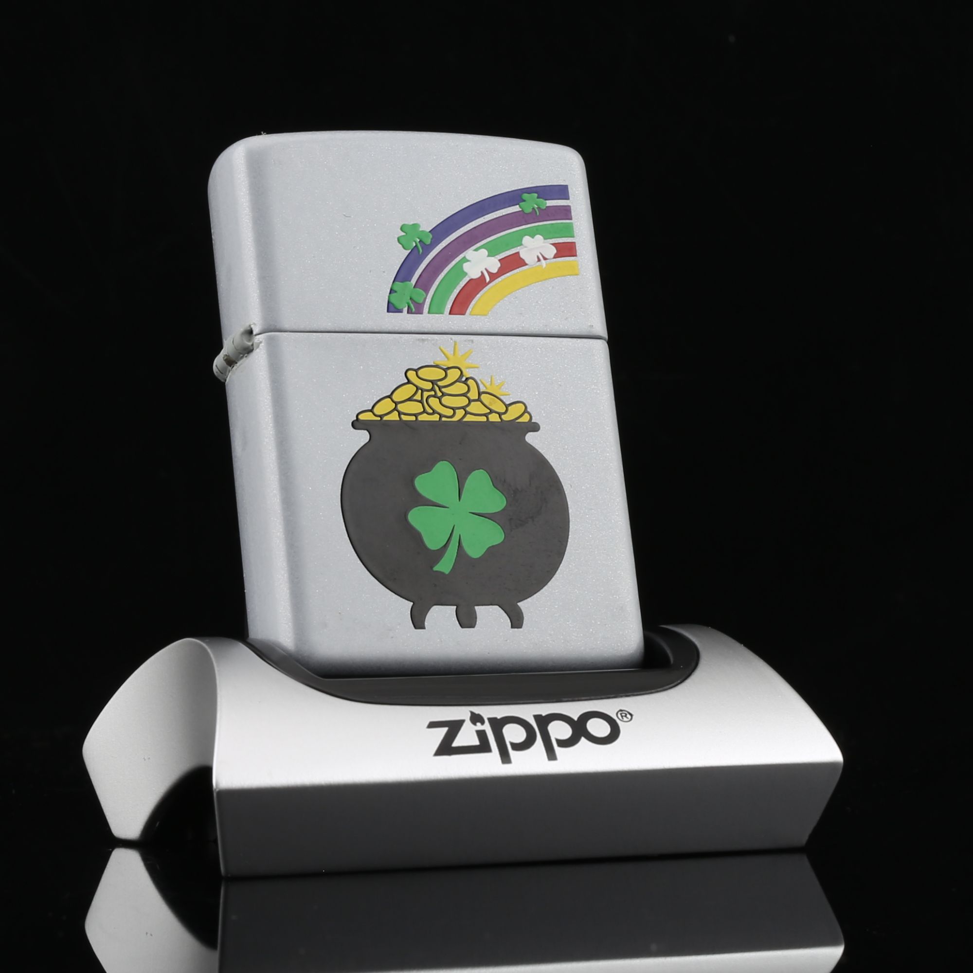 Zippo-LUCKY-LEAF-RAINBOW-GOLD-XVI-2000-zippo-co-la-ma-cau-vong-co-ba-la-may-man-tui-vang