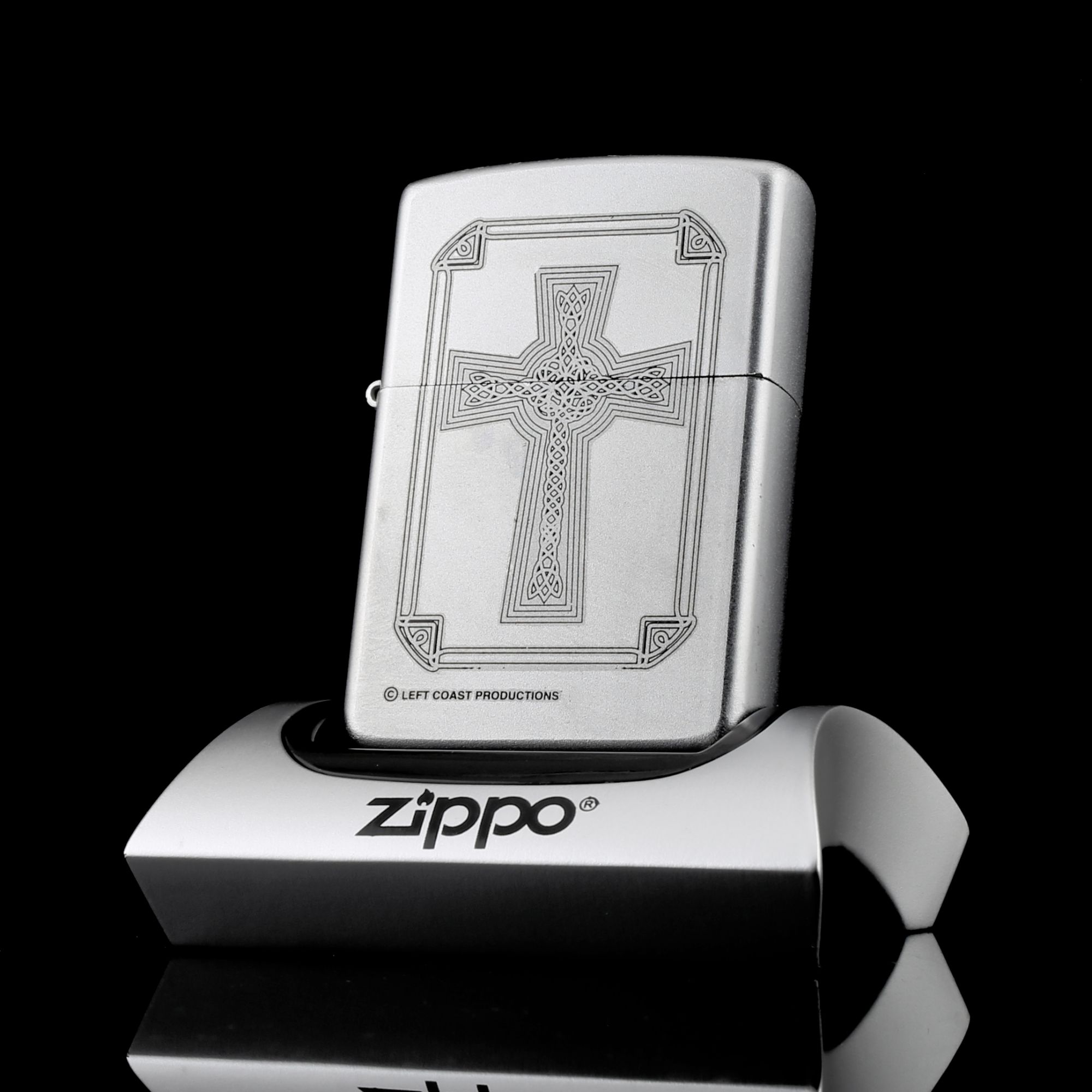 Zippo-LEFT-COAST-PRODUCTIONS-ENGRAVE-J-XVI-2000-bac-co-vo-day-amor-case-the-holly-cross-cua-hang-zippo-lau-doi