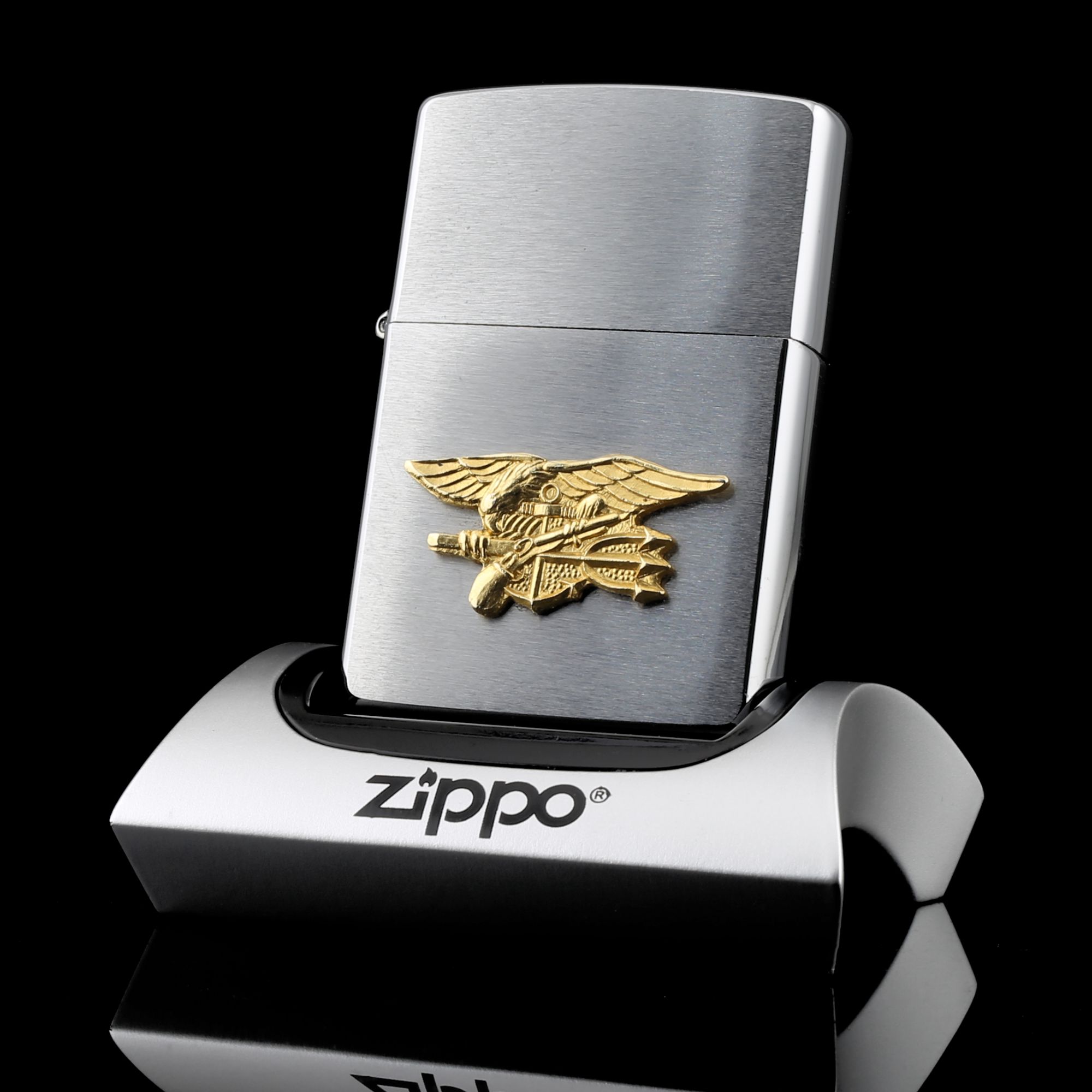 Zippo-EAGLE-GOLD-WING-AND-GUN-KNIFE-1998-op-noi-hinh-con-dai-bang-cay-sung-va-dao-gia-tri-suu-tam-cao-quan-doi-my-chien-tranh-thoi-chien-cua-hang-zippo-uy-tin-nhat-tai-mien-nam-sai-gon-phu-nhuan-binh-thanh-phu-nhuan-quan-1-2-3-4-5-6-7-8-9-10-11-12