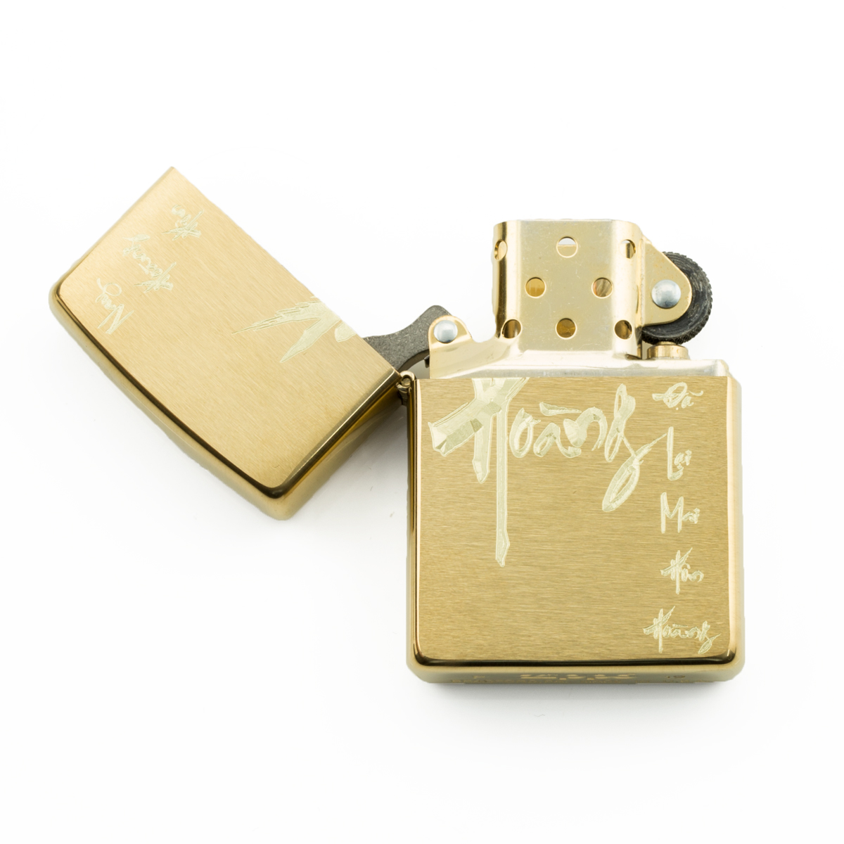 zippo-chu-hoang-mau-vang-hang-chinh-hang