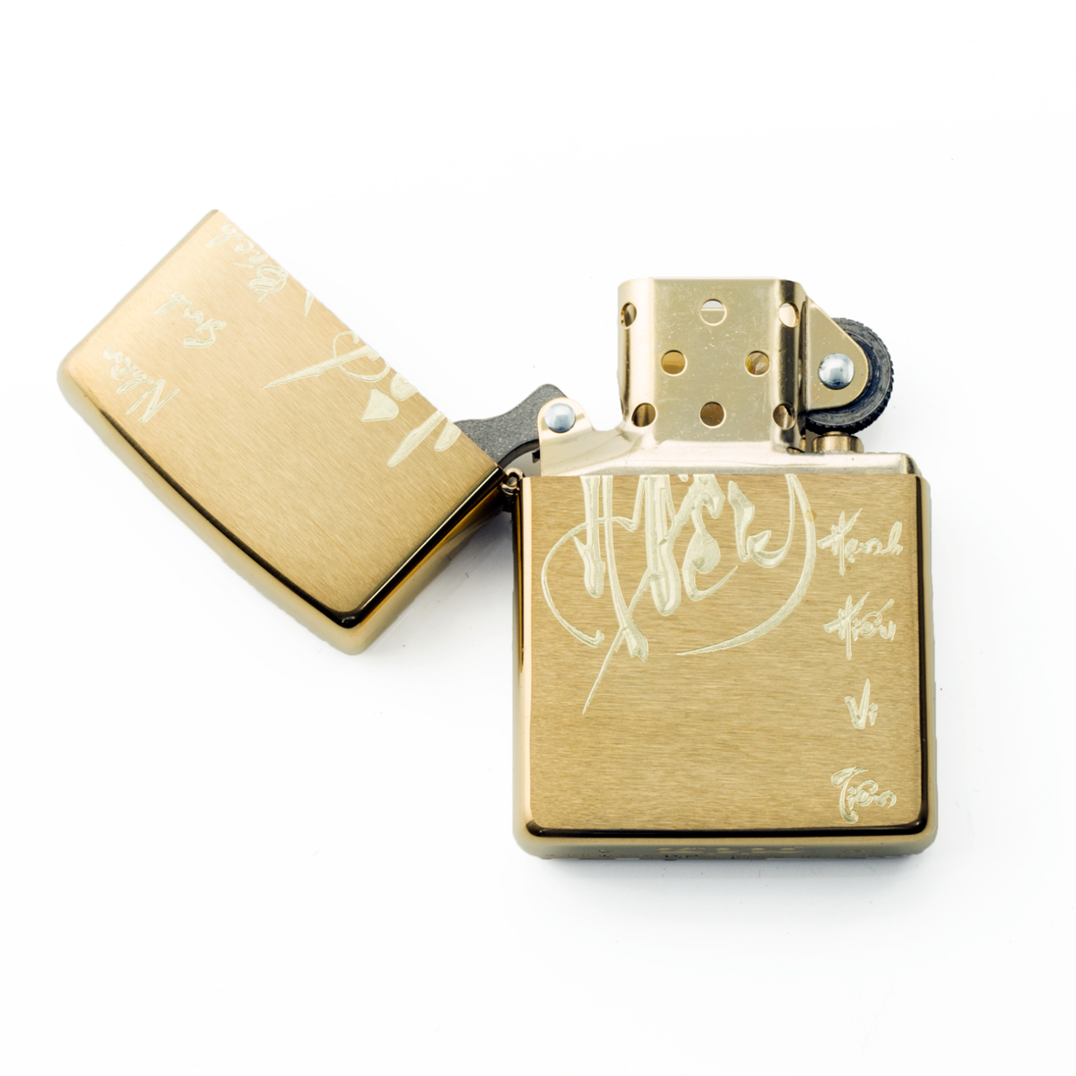 zippo-chinh-hang-mau-vang-khac-ten-hieu