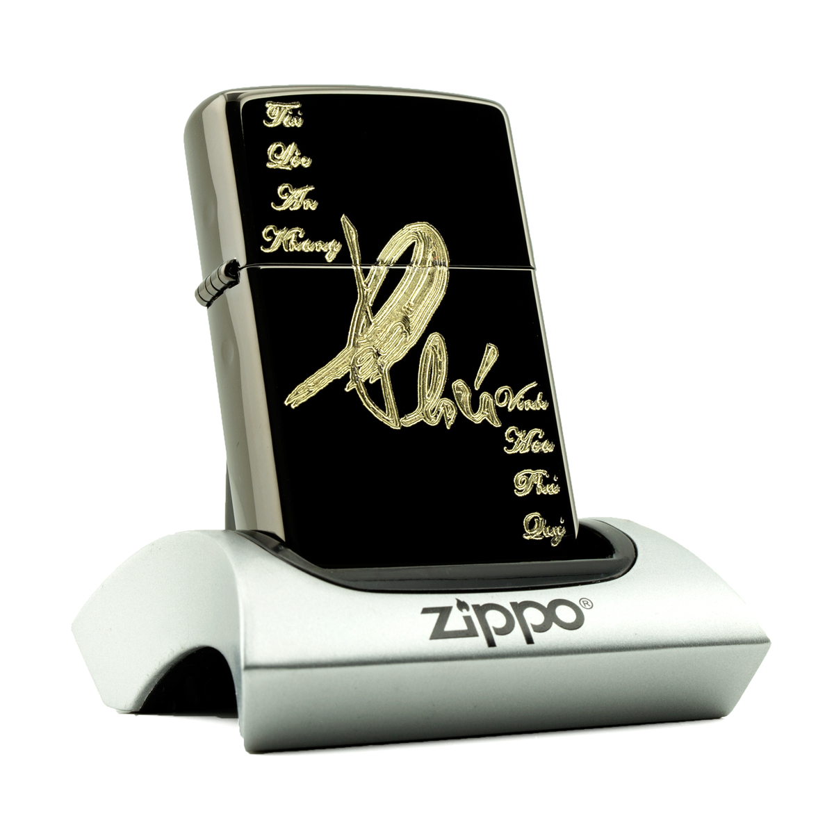 zippo-mau-den-go-mun-khac-tay-chu-phu