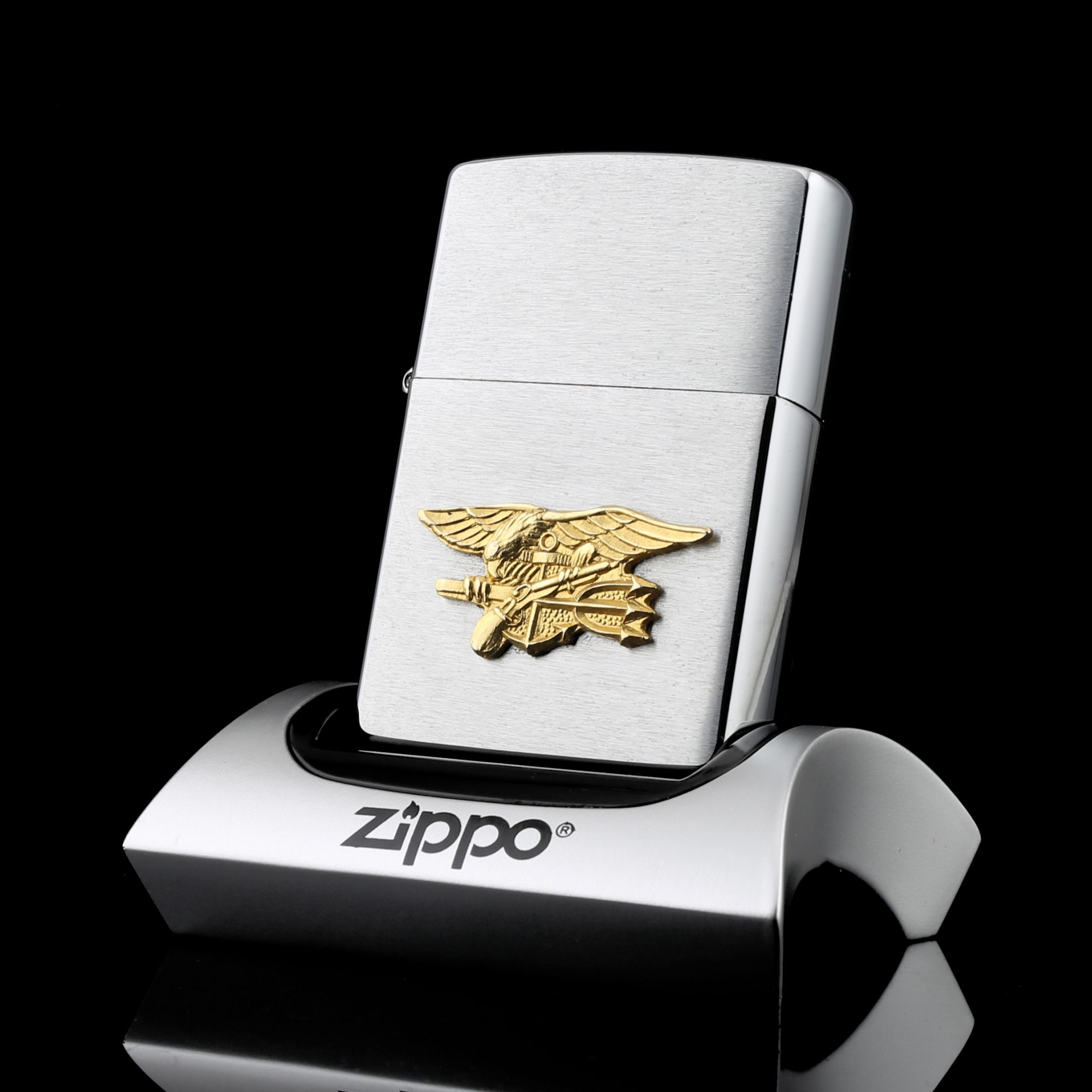 Zippo-EAGLE-GOLD-WING-AND-GUN-KNIFE-1998-op-noi-hinh-con-dai-bang-cay-sung-va-dao-gia-tri-suu-tam-cao-quan-doi-my-chien-tranh-thoi-chien-cua-hang-zippo-uy-tin-nhat-tai-mien-nam-sai-gon-phu-nhuan-binh-thanh-phu-nhuan-quan-1-2-3-4-5-6-7-8-9-10-11-12