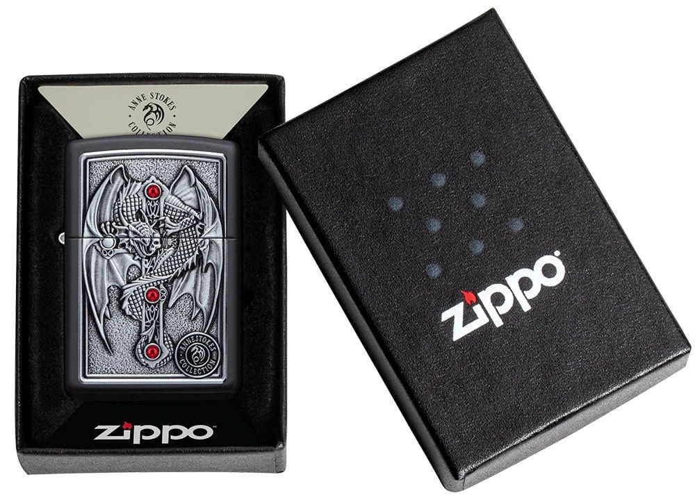 bat-lua-zippo-anne-stokes-49755-mau-den-nham-op-noi-hinh-rong