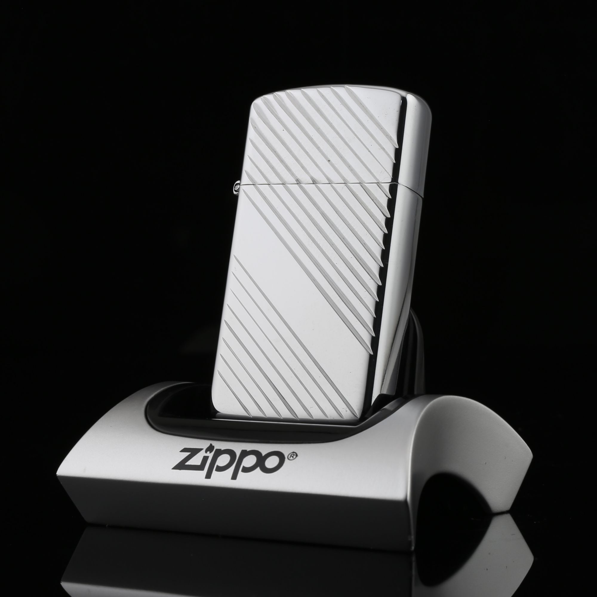 Zippo-ENGRAVE-HIGH-POLISH-SLIM-1990-zippo-chinh-hang-my-cua-hang-uy-tin-tai-sai-gon-binh-thanh-go-cap-phu-nhuan-phien-ban-gioi-han