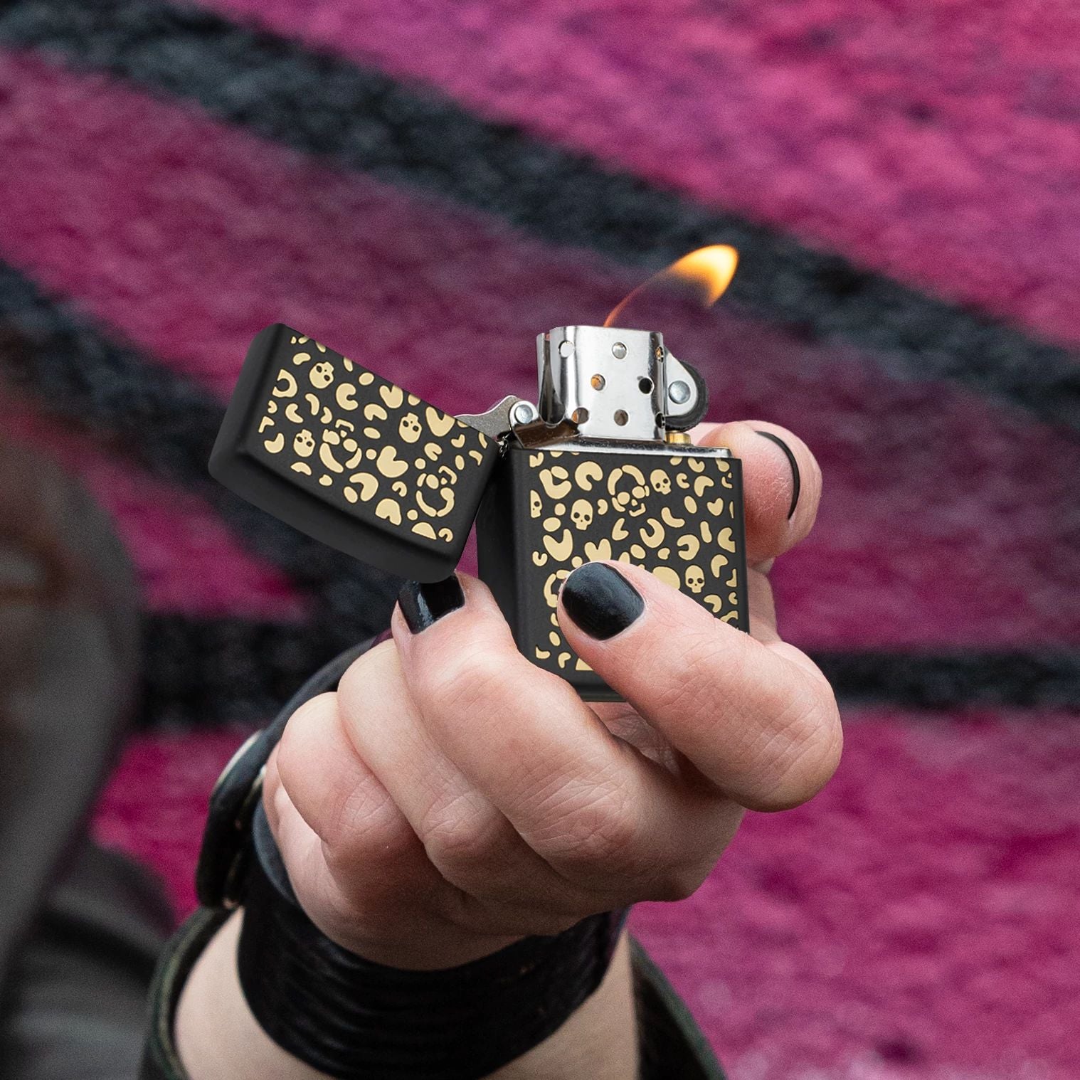 bat-lua-zippo-47001-leopard-skulls-black-matte