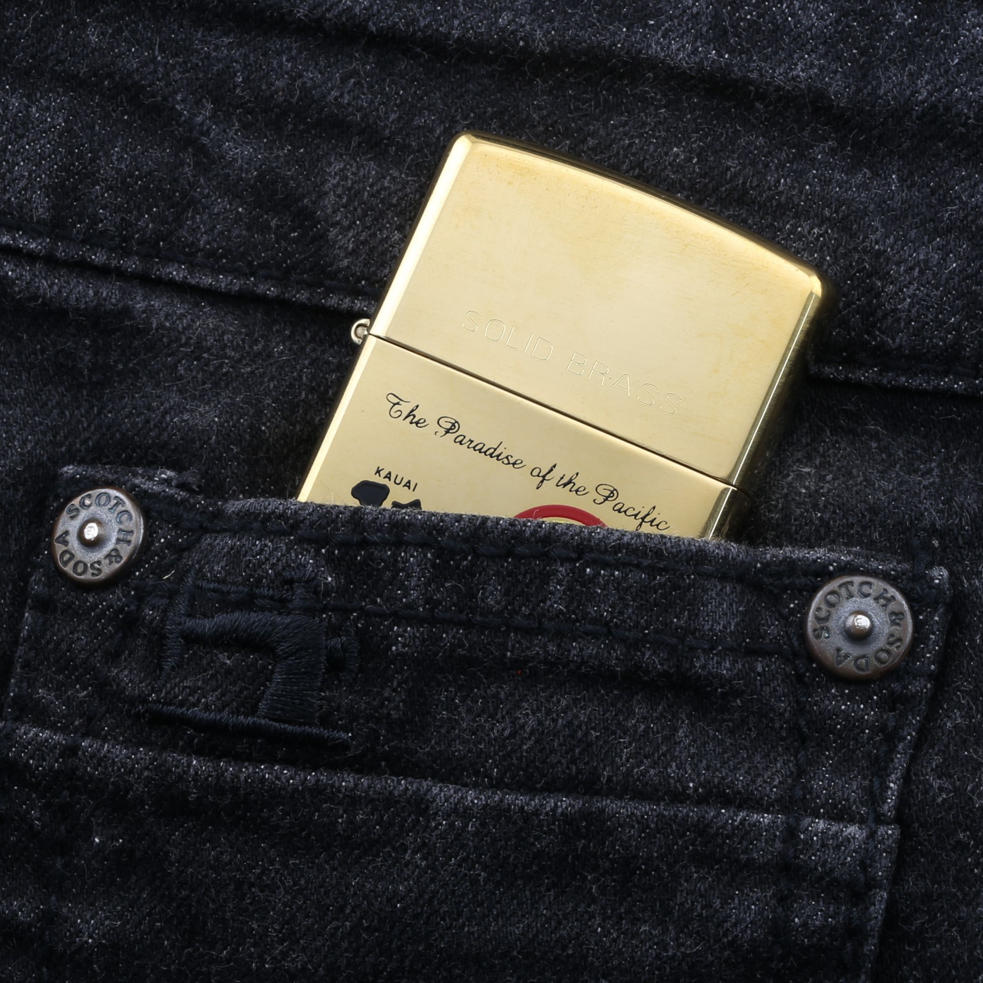 Zippo-SOLID-BRASS-THE-PARADISE-OF-THE-PACIFIC-HAWAII-A-XIII-1997-sang-trong-ben-bi-qua-tang-cho-viet-kieu-xa-xu