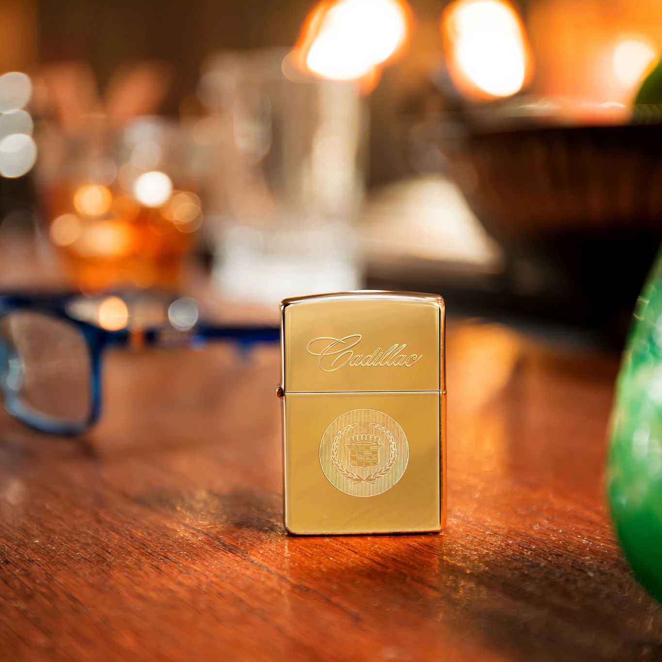 bat-lua-zippo-46784-cadillac-crest-high-polish-brass