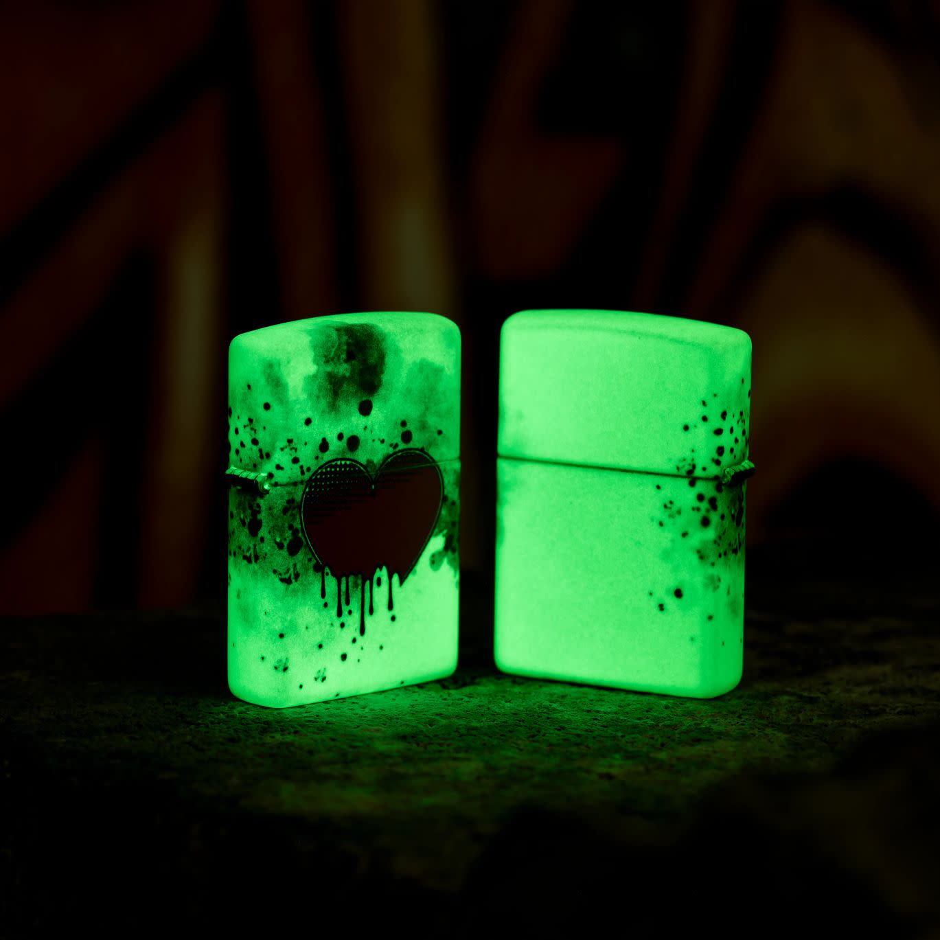 bat-lua-zippo-46258-love-drip-design-540-color-glow-in-the-dark