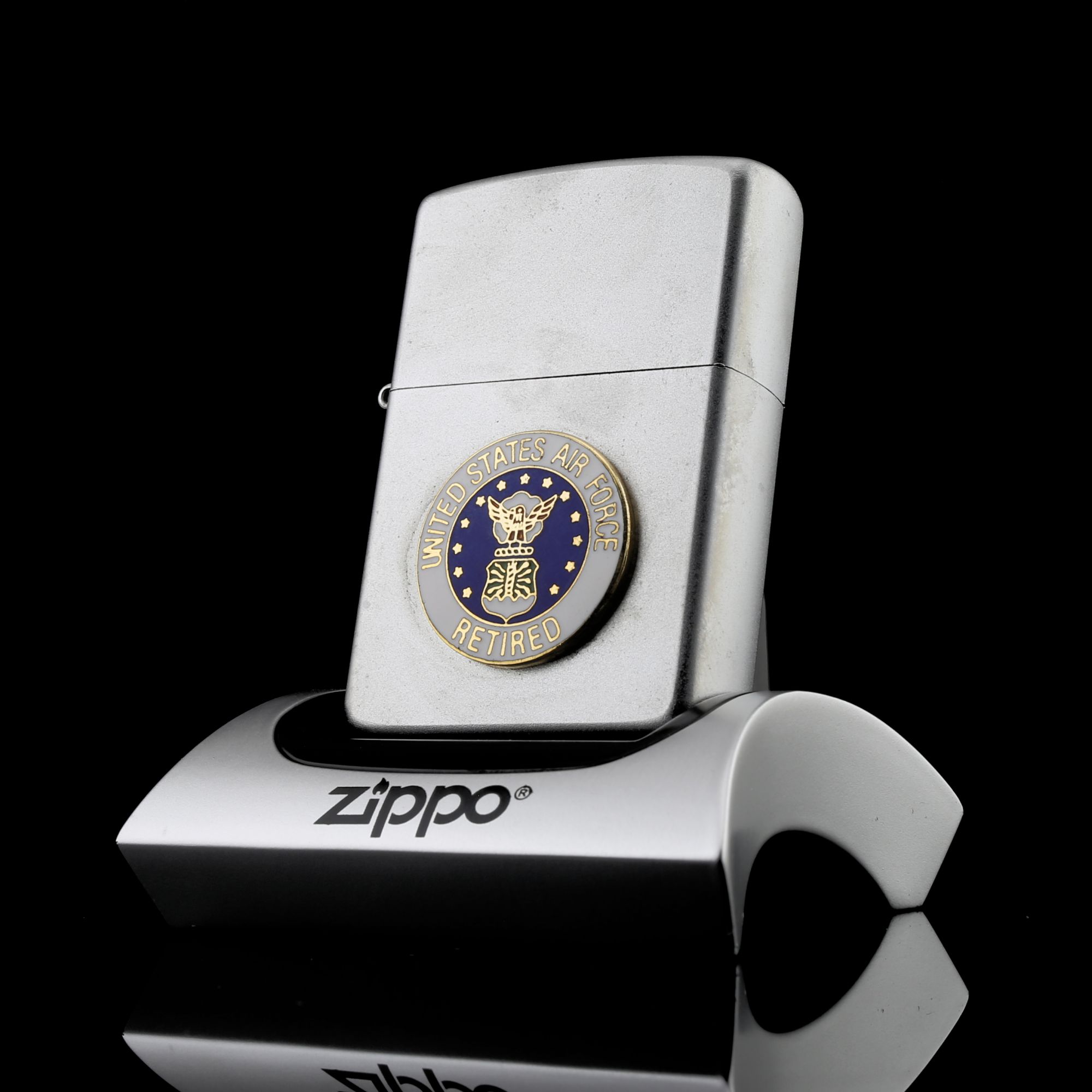 Zippo-UNITED-STATES-AIR-FORCE-RETIRED-SATIN-K-XVI-2000-co-dien-thoi-chien-gia-tri-suu-tam-cao