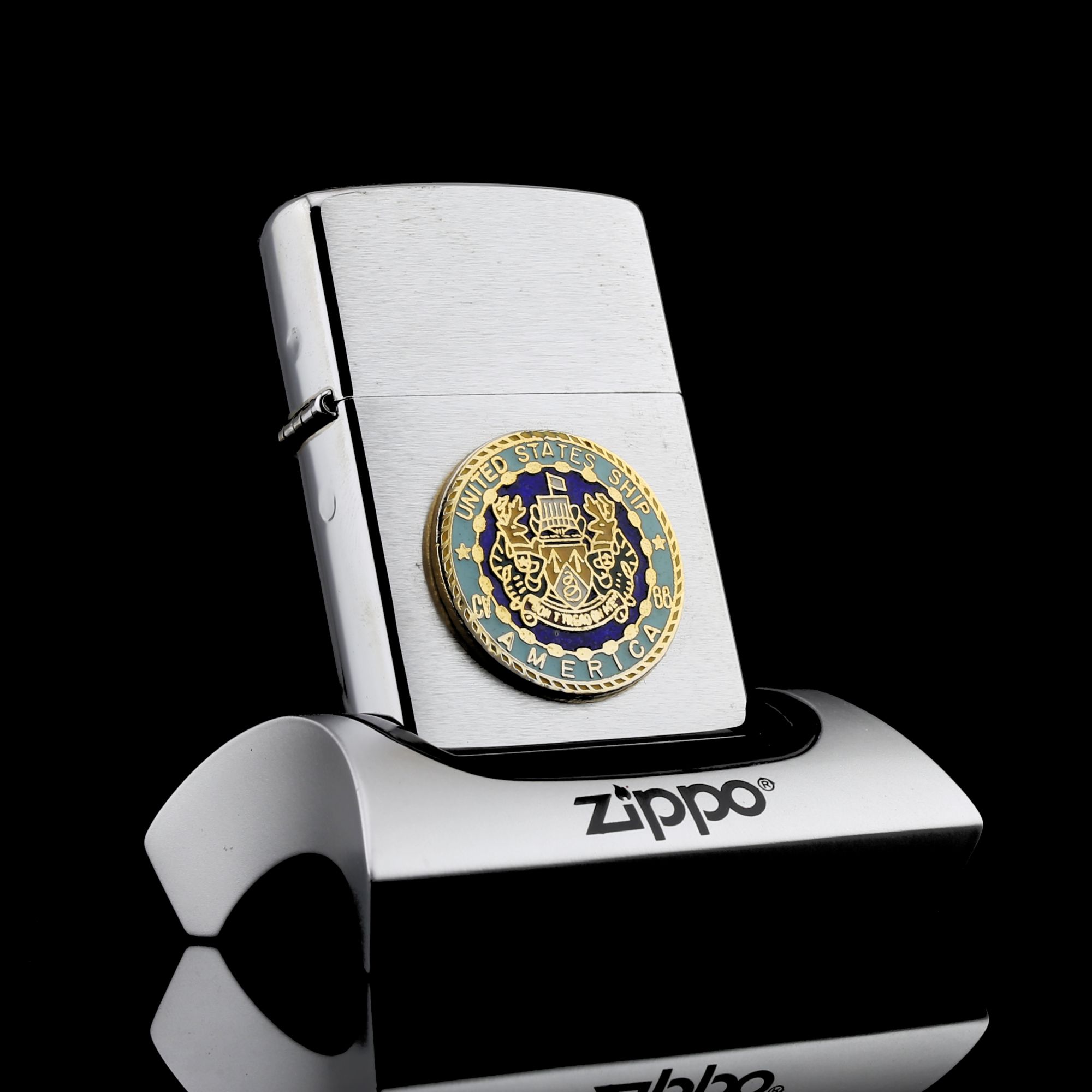 Zippo-UNITED-STATES-SHIP-AMERICA-CV-68-XVL-L-2000-don-gian-zippo-chien-tranh-gia-tri-dat-tien