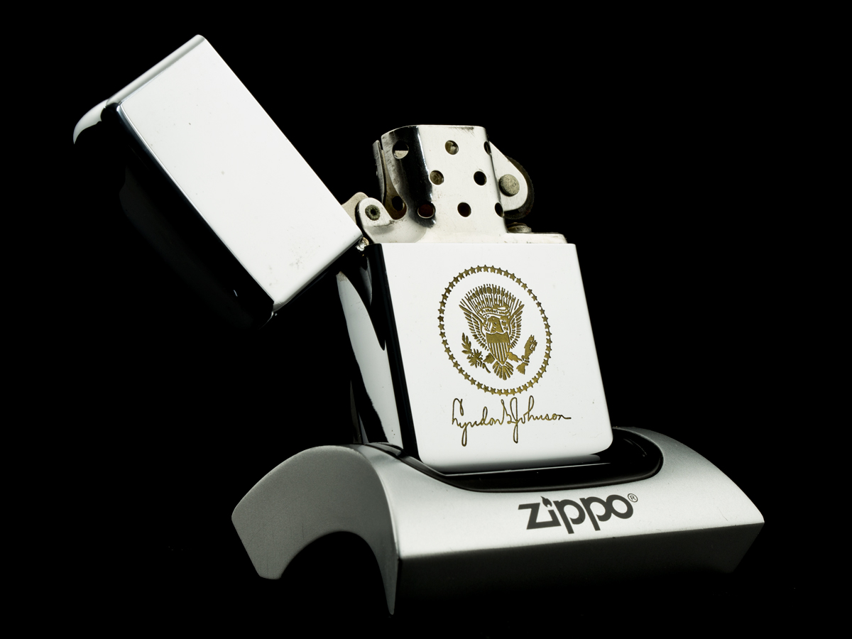 hop-quet-zippo-1966-8-gach-huy-hieu-tong-thong-my-lyndon-b-johnson-chan-xang-do