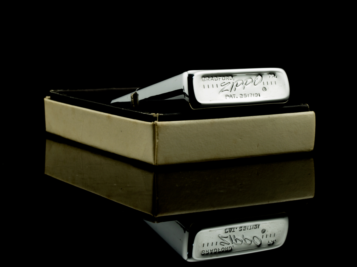 bat-lua-zippo-1966-8-gach-huy-hieu-tong-thong-my-lyndon-b-johnson-chan-xang-do-qua-tang-doc-dao