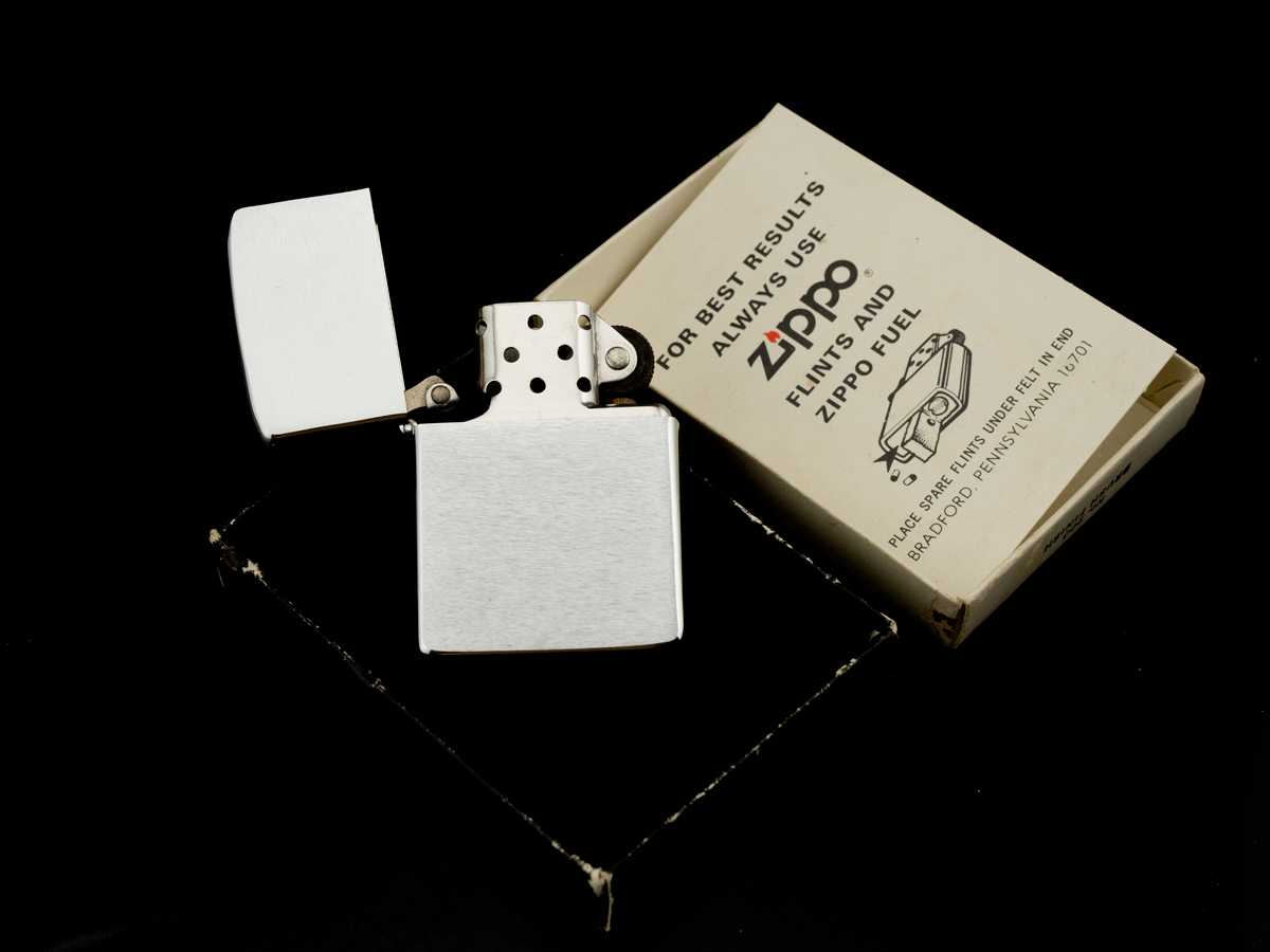 bat-lua-zippo-1984-6-gach-xeo-chrome-nham-tron-tim-zippo-theo-nam
