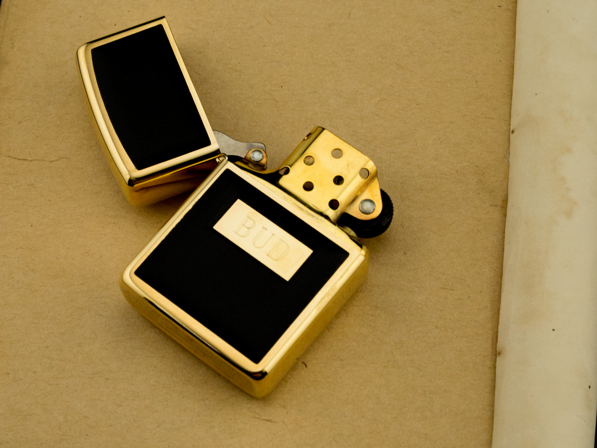 may-lua-zippo-1986-ultralite-ma-vang-22K-qua-tang-sang-trong