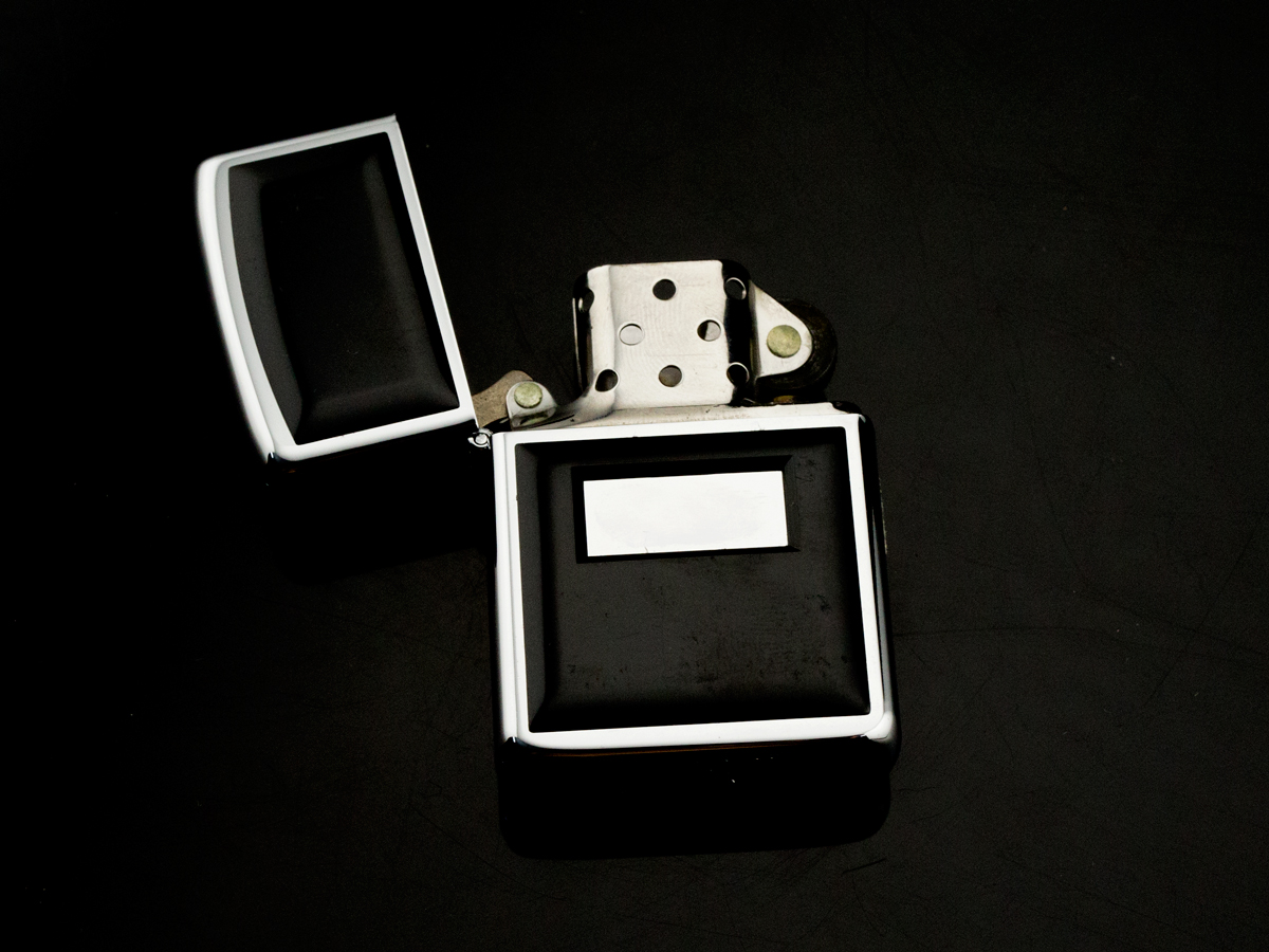 bat-lua-zippo-1987-ultralite-op-noi-den-hang-emblem