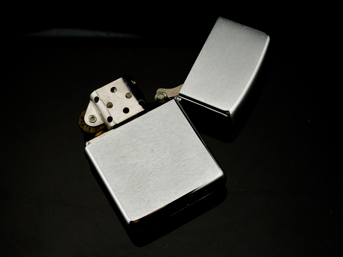 bat-lua-zippo-1989-chim-cong-town-and-country-qua-bieu-tan-gia