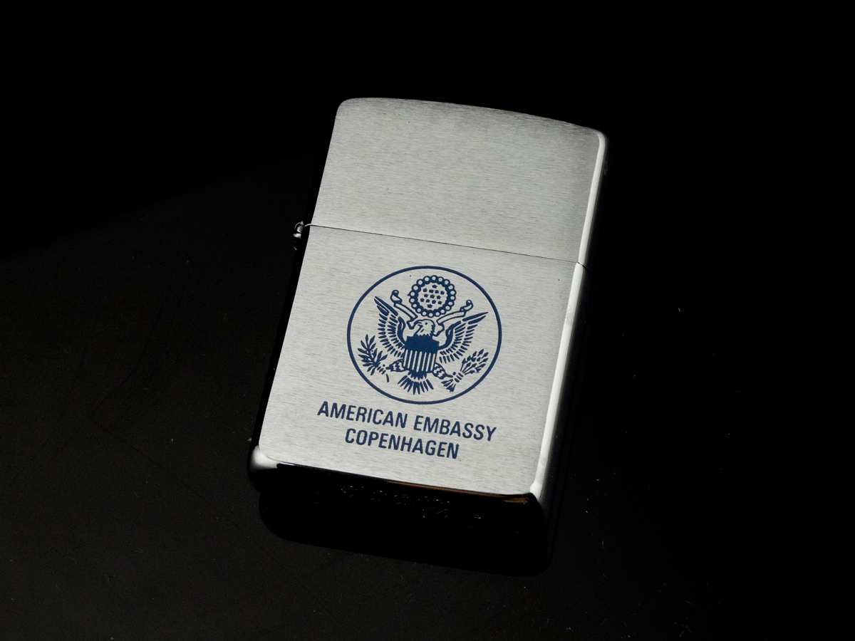 bat-lua-zippo-1989-us-embassy-copenhagen-dai-su-quan-my-tai-hy-lap-cham-gach