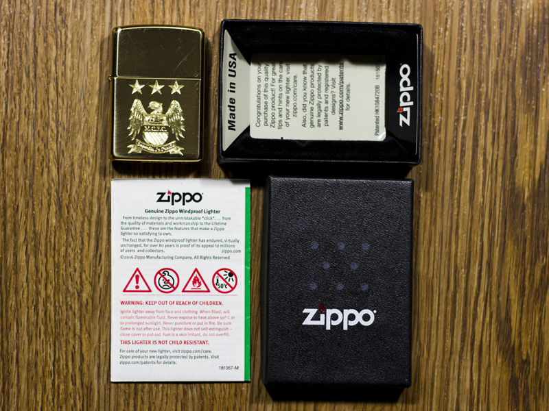 zippo-khac-cao-cap-hoa-tiet-clb-manchesrt-united-hang-chinh-hang