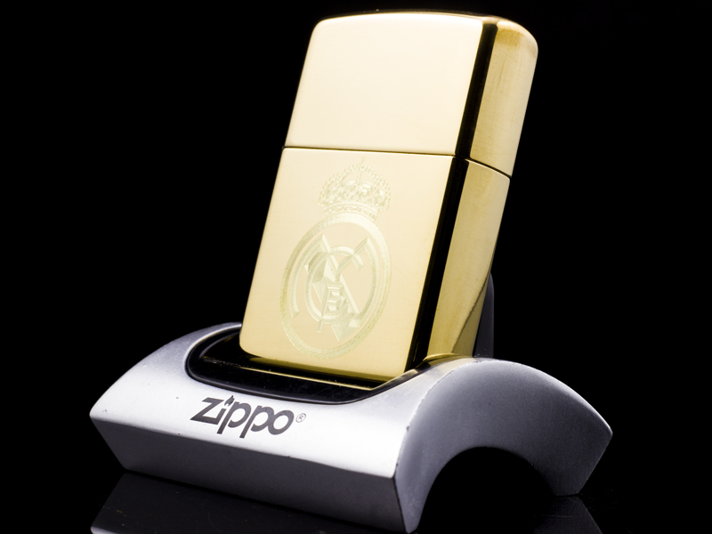 zippo-khac-cao-cap-hoa-tiet-clb-real-madrid-hang-chinh-hang