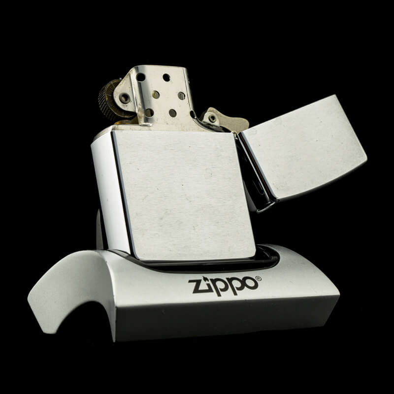 ong-quet-zippo-bucks-emblem-brushed-chrome-VII-1991-op-noi-nai-sung-tam