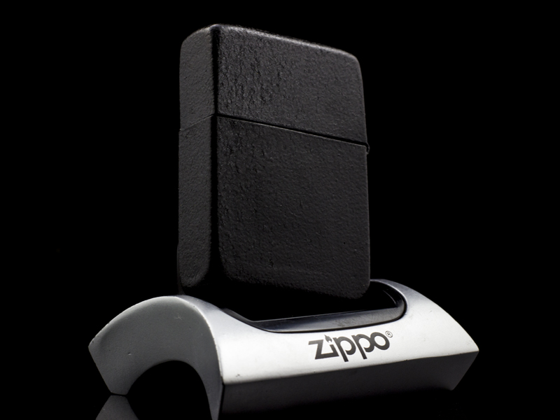 Zippo-co-black-crackle-1943-hiem