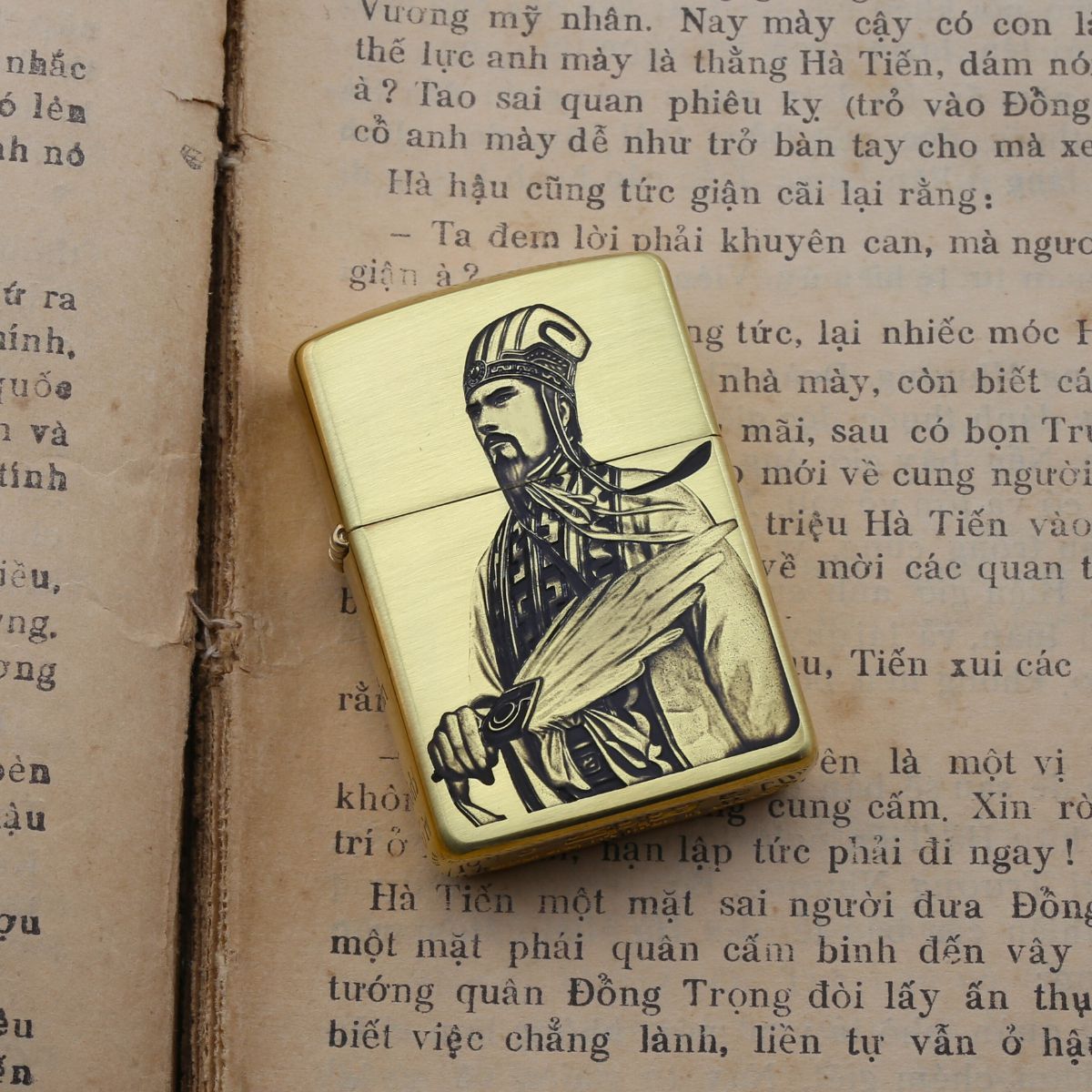 zippo-quan-su-khong-minh-gia-cat-luong-khac-3d-chinh-hang-usa-phong-thuy-may-man