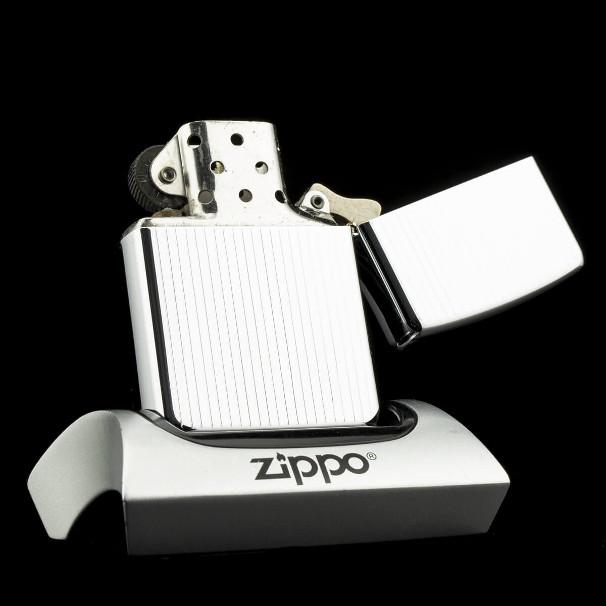 bat-lua-zippo-engine-tuned-1990-vi-soc-bong-soc-dua