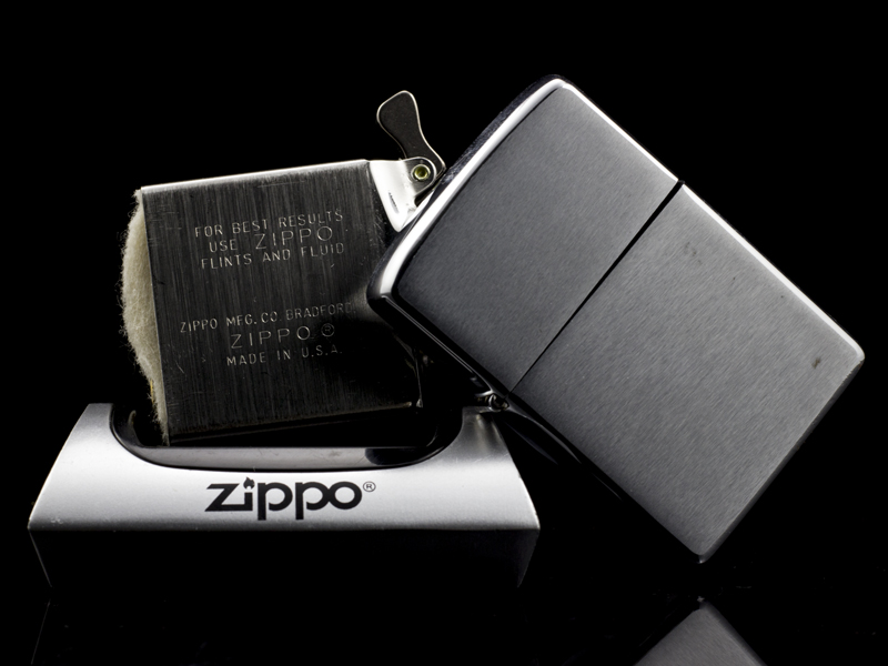 zippo-co-bruhsed-chrome-8-gach-1974-chat-choi-nguoi-doi
