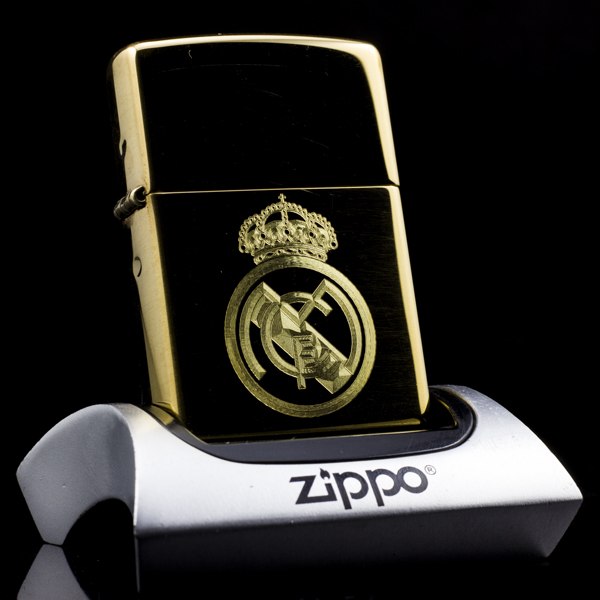 zippo-khac-cao-cap-hoa-tiet-clb-real-madrid-hang-chinh-hang