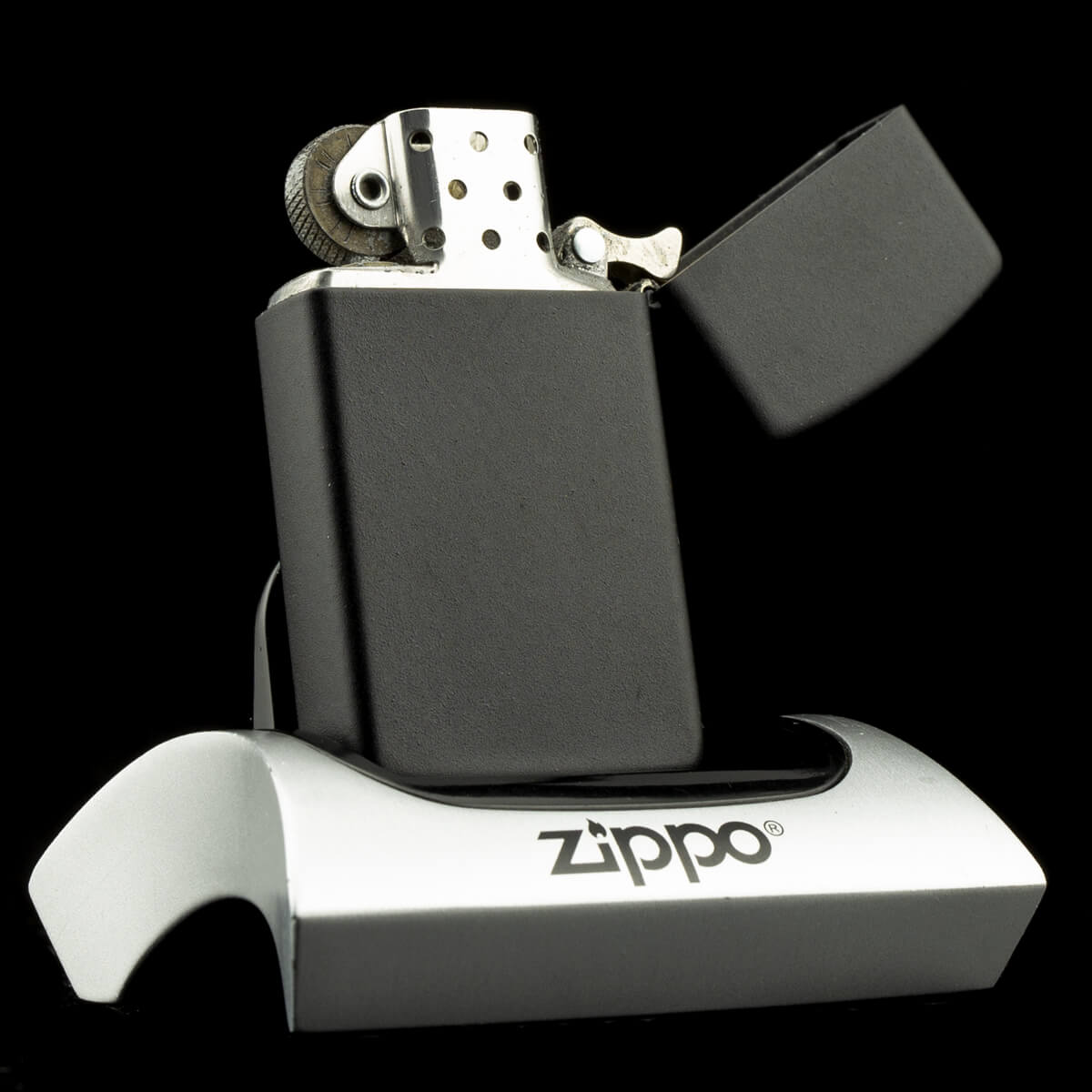 bat-lua-zippo-slim-us-army-emlem-black-matte-1932-1991-chu-nien-op-logo-quan-doi-my-zippo-dam