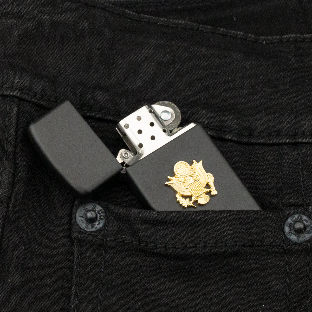 bat-lua-zippo-slim-us-army-emlem-black-matte-1932-1991-chu-nien-op-logo-quan-doi-my-zippo-loai-nho