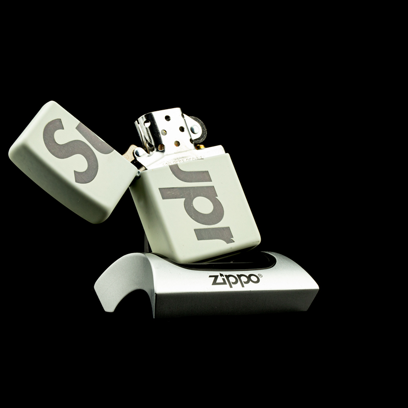 bat-lua-zippo-supreme-ss20-glow-in-the-dark--phat-sang-trong-dem-hang-hieu-cao-cap