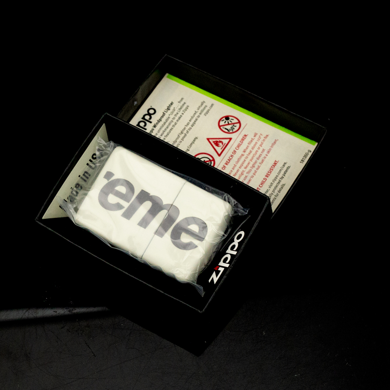 bat-lua-zippo-supreme-ss20-glow-in-the-dark--phat-sang-trong-dem-anh-sang-xanh