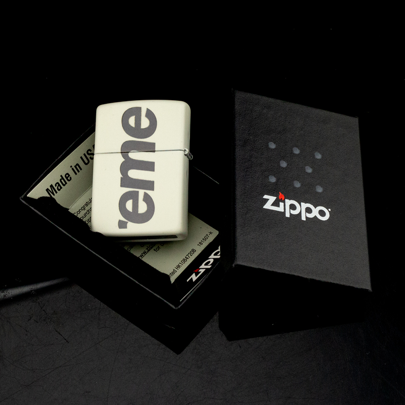 bat-lua-zippo-supreme-ss20-glow-in-the-dark--phat-sang-trong-dem-hang-hieu-usa