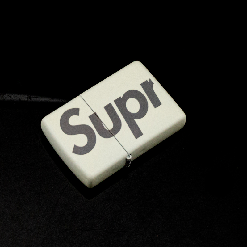 bat-lua-zippo-supreme-ss20-glow-in-the-dark--phat-sang-trong-dem-hang-hieu-da-quang